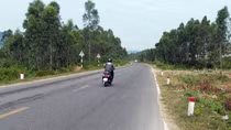 Xe khách mất lái tông vào 2 mẹ con bên đường