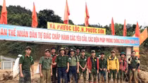 Lực lượng Công an gùi hàng tiếp tế đã tiếp cận được vùng bị cô lập
