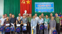 Tặng quà cho gia đình chính sách ở vùng quê cách mạng