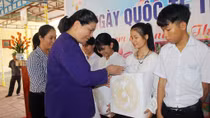 Phó Chủ tịch Quốc hội Tòng Thị Phóng thăm trẻ em Làng Hòa Bình tại Quảng Nam