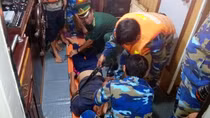 Cấp cứu kịp thời ngư dân bị tai biến trên biển