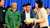 Tặng quà người dân vùng lũ quét, sạt lở đất Trà Leng