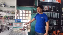 Bắt tên trộm cắt mái tôn cuỗm hàng chục điện thoại di động