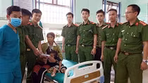 Tổ căn cước công dân đưa cháu bé bị hoại tử chân đi điều trị