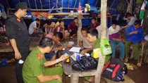 Hai vợ chồng đi đào vàng, chồng bị sập hầm tử vong