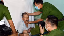 Đến tận trại dưỡng lão làm căn cước công dân và tặng quà các cụ già