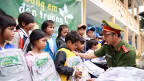 Tuổi trẻ Công an Quảng Nam với chương trình ý nghĩa “Cùng em đến trường” 