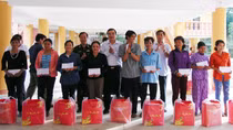 Tặng quà Tết cho đồng bào miền núi Đông Giang