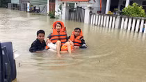 CSCĐ ngâm mình trong nước giúp dân vượt mưa lũ