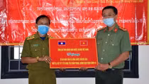 Công an tỉnh Quảng Nam tặng vật tư y tế cho Sở An ninh Sê Kông