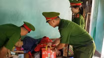 Đến tận nhà làm CMND cho cụ bà 102 tuổi