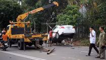 Taxi tông xe máy, 2 bà cháu tử vong