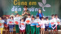 Công an tỉnh Quảng Nam và Công an tỉnh Trà Vinh tặng quà Tết Trung thu