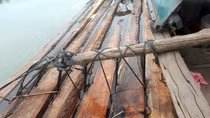 Cảnh sát đường thủy nổ súng khống chế ghe máy chở gỗ lậu trên sông Thu Bồn