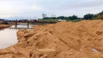 Người dân tập trung phản đối dự án nạo vét lạch nước Khe Gai