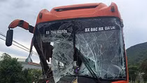 Xe khách đâm liên hoàn, xe tải "vạ lây" lao vào nhà dân