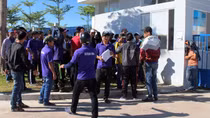 Hàng trăm công nhân đình công đòi quyền lợi