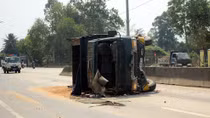 Xe tải tông dải phân cách, lật nghiêng
