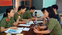 Về cơ sở làm hộ chiếu và tặng quà người nghèo