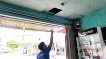 Tên trộm cắt mái tôn cửa hàng điện thoại cuỗm tài sản trị giá 400 triệu đồng 