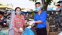 Đổi rác thải nhựa lấy sản phẩm phòng chống dịch COVID-19