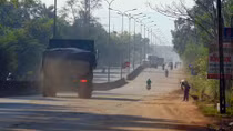 Xe tải chở đất trên QL1A gây ô nhiễm nghiêm trọng và nguy cơ mất an toàn giao thông
