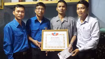Khen thưởng thanh niên dũng cảm cứu 2 mẹ con bị đuối nước