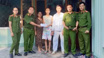 Tặng sổ tiết kiệm cho học sinh hiếu học có hoàn cảnh khó khăn