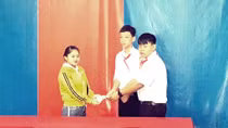 2 em học sinh nhặt được túi tiền trả lại người đánh rơi
