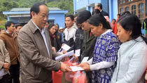 70 suất quà đến với bà con vùng lở núi Trà Bui