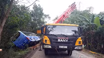 Xe khách húc đuôi xe tải cẩu, 2 người tử vong tại chỗ