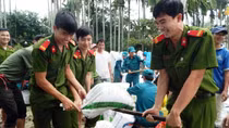Công an Quảng Nam giúp dân khắc phục sạt lở sau lũ