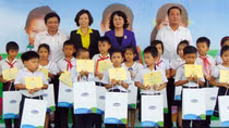 Phó Chủ tịch nước Đặng Thị Ngọc Thịnh trao tặng quà học sinh nghèo