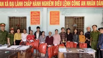 Lực lượng Công an tặng quà cho người dân vùng lũ