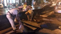 CSGT dầm mưa dọn dẹp thùng giấy cát-tông đổ ra đường gây tai nạn