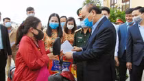Thủ tướng Nguyễn Xuân Phúc tặng quà Tết cho người dân tại Quảng Nam
