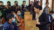 Chủ tịch Quốc hội thăm, tặng quà động viên người dân vùng lũ quét, sạt lở đất