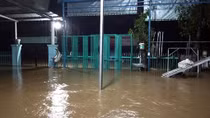 Lũ lên lại, người dân thức trắng đêm ứng phó