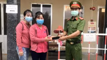 Nhặt được điện thoại “xịn” trong lúc chống dịch, Trung úy Công an tìm trả người đánh rơi