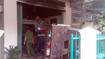 Ngôi nhà vắng chủ bất ngờ bốc cháy bí ẩn