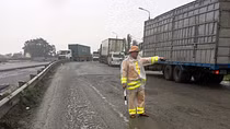 CSGT đội mưa điều tiết giao thông tại “điểm đen” ùn ứ khu vực cầu An Tân