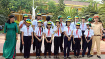 800 học sinh THCS hăng hái tham gia buổi tuyên truyền Luật Giao thông đường bộ