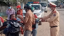 Xúc động hình ảnh CSGT hỗ trợ đoàn người về quê tránh dịch
