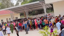 Đi làm muộn bị phạt 50.000 đồng, 500 công nhân đình công