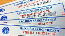 Trưởng phòng để lính “bán” thẻ bảo hiểm y tế trái phép để nhận… gà và bia!?