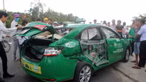 Taxi va chạm xe tải, 4 người thương vong