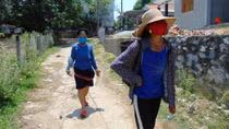 "Đội nắng”, đi bộ hàng cây số gùi nước về sinh hoạt
