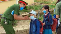 Tặng khẩu trang y tế và nước sát khuẩn cho học sinh Quảng Nam