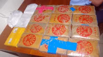 Người dân giao nộp thêm 1 bánh heroin nhặt trên bãi biển