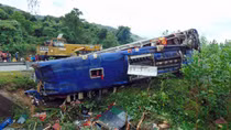 Xe khách lao xuống vực, 2 người chết, 14 người bị thương